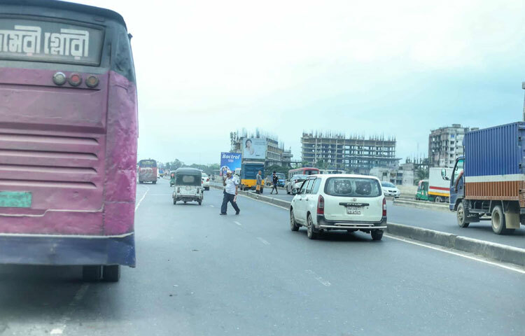 স্থানীয়রা অভিযোগ করেন, ব্রিজের সুন্দর অবস্থা থাকলেও নিচের সড়কটি দীর্ঘদিন ধরেই সংস্কারের অভাবে বেহাল। সড়ক মেরামত না হলে শুধু যানজট নয়, মানুষের দৈনন্দিন জীবনও সমস্যার মুখে পড়বে।
