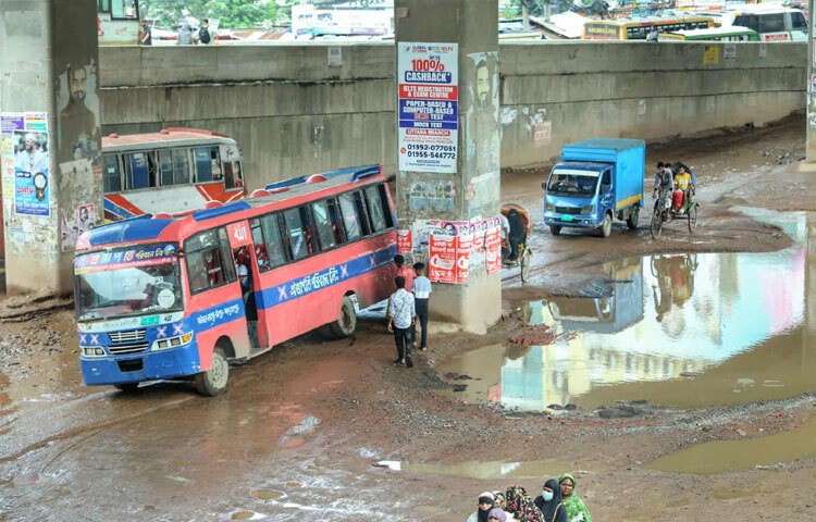 সরকারের দৃষ্টি আকর্ষণ করা জরুরি, যেন ব্রিজের সৌন্দর্য ও কার্যকারিতা সঠিকভাবে কাজে লাগে এবং নিচের সড়কও নিরাপদ ও চলাচলের উপযোগী হয়।