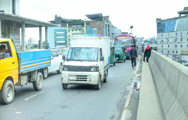ছবিগুলো আব্দুল্লাহপুর থেকে তোলা হয়েছে। ছবিতে স্পষ্ট দেখা যায়, ব্রিজ ঠিকঠাক থাকলেও নীচের সড়কের গর্ত, পানি ও কাদা জনমানুষের চলাচলকে কতটা কঠিন করে তুলেছে।