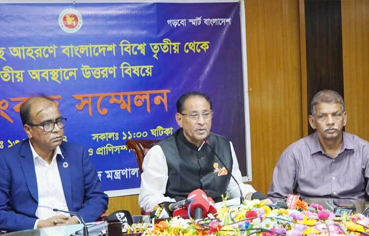 মন্ত্রণালয়ের সম্মেলন কক্ষে মিঠা পানির মাছ আহরণে বাংলাদেশ বিশ্বে তৃতীয় থেকে দ্বিতীয় অবস্থানে উত্তরণ বিষয়ে সংবাদ সম্মেলনে বক্তব্য রাখেন মৎস্য ও প্রাণিসম্পদ মন্ত্রী মো. আব্দুর রহমান। ছবি: পিআইডি