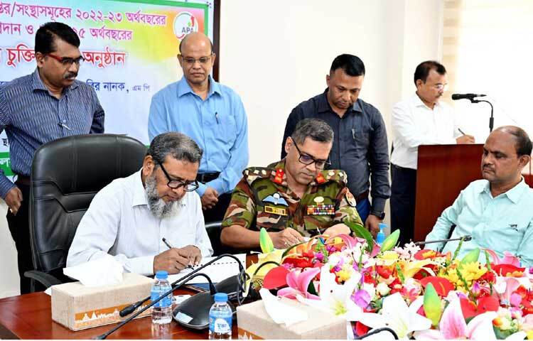 আজ মন্ত্রণালয়ের সম্মেলন কক্ষে মন্ত্রণালয়ের আওতাধীন দপ্তর ও সংস্থাসমূহের সাথে ২০২৪-২৫ অর্থবছরের বার্ষিক কর্মসম্পাদন চুক্তি সই করেন বস্ত্র ও পাট মন্ত্রণালয়ের সচিব মো. আব্দুর রউফ। ছবি: পিআইডি