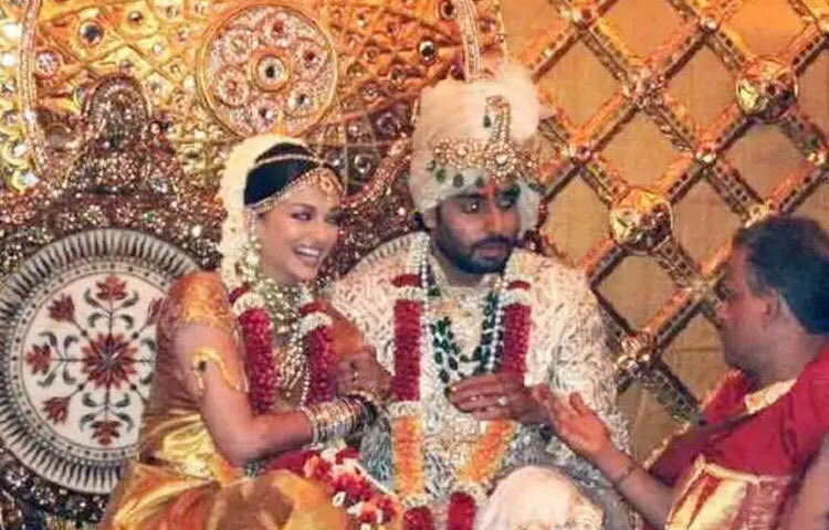 ২০০৭ সালে সাত পাকে বাঁধা পড়েছিলেন অভিষেক এবং ঐশ্বরিয়া। সে সময় ফেসবুক, ইনস্টাগ্রাম না থাকার কারণে তাদের বিয়ে নিয়ে তেমন কোনো হইচই হয়নি। কিন্তু তাদের বিয়ের খবর ও ছবির ছড়াছড়ি ছিল বিভিন্ন সংবাদমাধ্যমের পাতায়। ছবি: সংগৃহীত