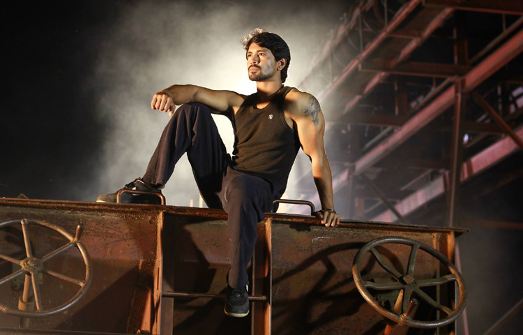 মডেলিংয়ে জনপ্রিয়তা পাওয়ার পর ‘অচেনা হৃদয়’ সিনেমায় অভিনয়ের মাধ্যমে তিনি চলচ্চিত্রে জগতে পা রাখেন।