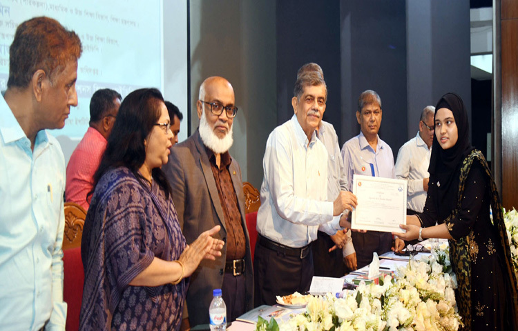 ঢাকায় সেগুনবাগিচায় আন্তর্জাতিক মাতৃভাষা ইনস্টিটিউটে ২০২২ ও ২০২৩ সালের মাধ্যমিক ও উচ্চ মাধ্যমিক পর্যায়ের শ্রেষ্ঠ শিক্ষার্থীদের পুরস্কার প্রদান করেন শিক্ষা উপদেষ্টা অধ্যাপক ড. চৌধুরী রফিকুল আবরার। ছবি: পিআইডি