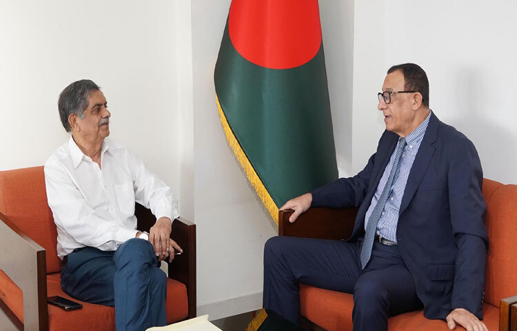 শিক্ষা উপদেষ্টা অধ্যাপক ড. চৌধুরী রফিকুল আবরারের সঙ্গে ঢাকায় মন্ত্রণালয়ে তার অফিসকক্ষে সাক্ষাৎ করেন ফিলিস্তিনের রাষ্ট্রদূত ইউসুফ এস ওয়াই রামাদান। ছবি: পিআইডি