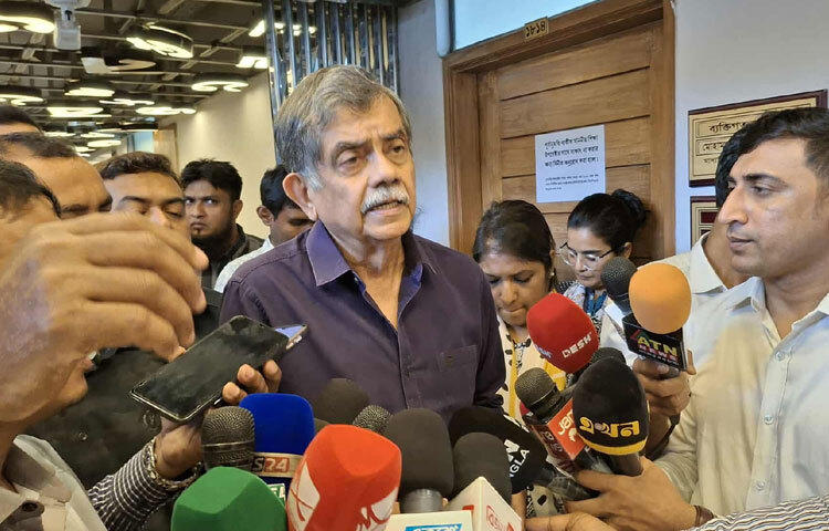 বাড়িভাড়া ভাতা মূল বেতনের ৫ শতাংশ হারে (সর্বনিম্ন ২০০০ টাকা) ঘোষণার পর আন্দোলনরত এমপিওভুক্ত শিক্ষক-কর্মচারীরা ক্লাসে ফিরে যাবেন বলে আশা করছেন শিক্ষা উপদেষ্টা অধ্যাপক ড. চৌধুরী রফিকুল আবরার। ছবি: মাসুদ রানা