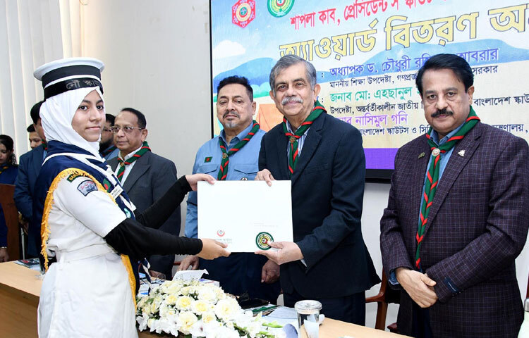শিক্ষা উপদেষ্টা অধ্যাপক ড. চৌধুরী রফিকুল আবরার রাজধানীর কাকরাইলে জাতীয় স্কাউট ভবনে শাপলা কাব, প্রেসিডেন্ট’স স্কাউট ও প্রেসিডেন্ট’স রোভার স্কাউট অ্যাওয়ার্ড বিতরণ অনুষ্ঠানে পদকপ্রাপ্ত স্কাউটদের মাঝে পুরস্কার বিতরণ করেন। ছবি: পিআইডি