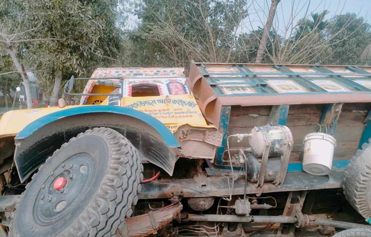 আজ দুপুর ২টার দিকে ময়মনসিংহ-টাঙ্গাইল মহাসড়কের চেরুমণ্ডল এলাকায় ট্রাকচাপায় মা-মেয়েসহ তিনজন নিহত হয়েছেন। আহত হয়েছেন আরও দুজন। ছবি: মঞ্জুরুল ইসলাম