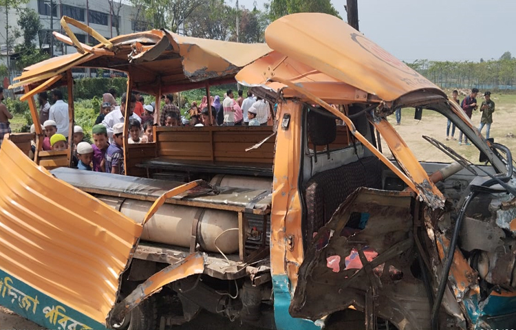 সিলেটের জৈন্তাপুরে পিকআপ ও লেগুনার মুখোমুখি সংঘর্ষে একই পরিবারের পাঁচজন নিহত হয়েছেন। ছবি: আহমেদ জামিল