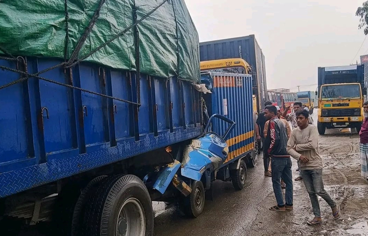 আজ সকালে চট্টগ্রামের মিরসরাইয়ে দাঁড়িয়ে থাকা গাড়িতে পিকআপের ধাক্কায় ঘটনাস্থলেই দুজন নিহত হয়েছেন। ছবি: এম মাঈন উদ্দিন
