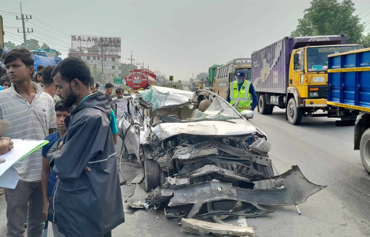 ঢাকা-টাঙ্গাইল বঙ্গবন্ধু সেতু মহাসড়কে কাভার্ডভ্যানের পেছনে প্রাইভেটকারের ধাক্কায় চালকসহ দুজন নিহত হয়েছেন। ছবি: আরিফ উর রহমান টগর