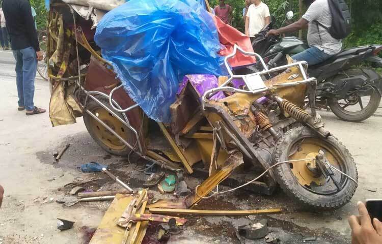 দিনাজপুরের ফুলবাড়ীতে ট্রাকচাপায় অটোরিকশার চালক ও যাত্রী নিহত হয়েছেন। ছবি: এমদাদুল হক মিলন