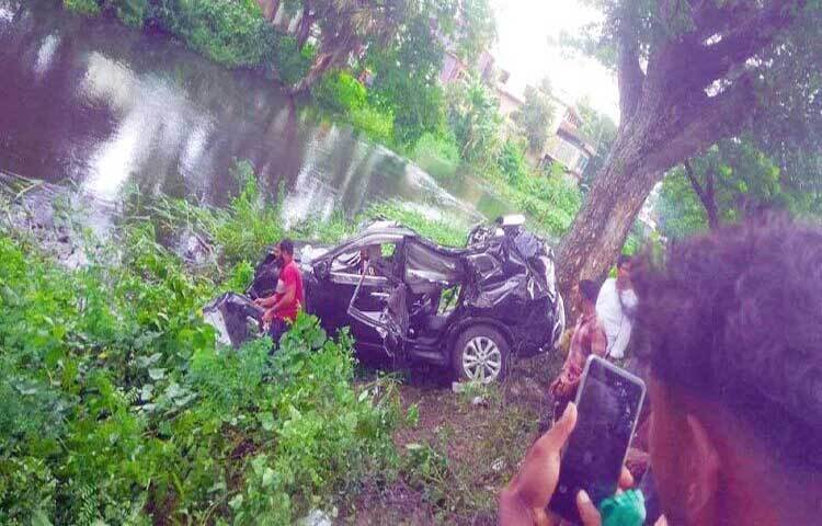 কুমিল্লার চান্দিনায় মাইক্রোবাস নিয়ন্ত্রণ হারিয়ে গাছের সথে ধাক্কা লেগে তিনজন নিহত হয়েছে। এঘটনায় আহত হয়েছেন আরও দুইজন। ছবি: জাহিদ পাটোয়ারী