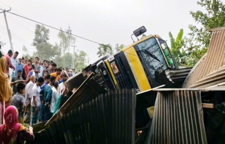 টাঙ্গাইলের ভূঞাপুরে পাথরবোঝাই একটি ট্রাক নিয়ন্ত্রণ হারিয়ে বসতঘরে উল্টে পড়ে। এতে ঘুমন্ত অবস্থায় রমেচা বেগম নামে এক নারীর মৃত্যু হয়েছে। ছবি: আব্দুল্লাহ আল নোমান