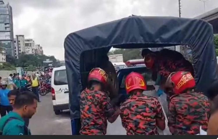 রাজধানীর বনানীতে ট্রাকের সঙ্গে সংঘর্ষে দুই মোটরসাইকেল আরোহীর নিহত হয়েছেন। ছবি: অভিজিৎ রায়