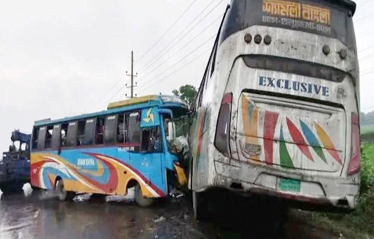 ময়মনসিংহের ভালুকায় দুই বাসের মুখোমুখি সংঘর্ষে দুজন নিহত হয়েছেন। এ ঘটনায় আহত হয়েছেন অন্তত ১০ যাত্রী। ছবি: কামরুজ্জামান মিন্টু