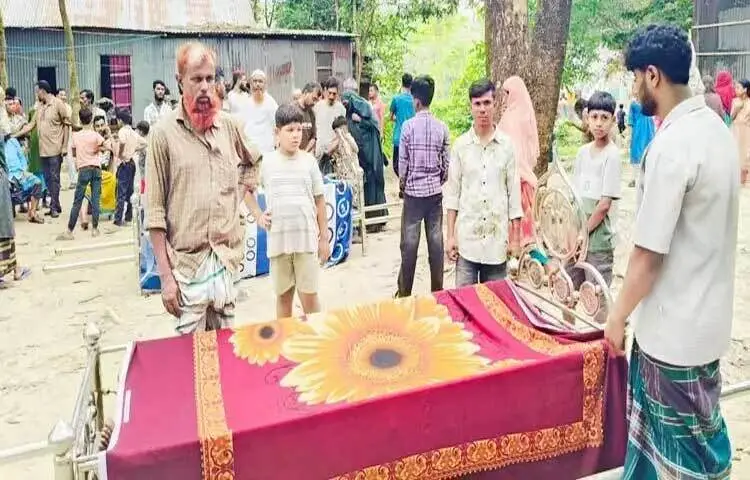 ঢাকা-চট্টগ্রাম মহাসড়কের কুমিল্লা অংশে পৃথক চারটি সড়ক দুর্ঘটনায় এক স্কুল ছাত্রসহ ছয়জন নিহত হয়েছে। এসব দুর্ঘটনায় আহত হয়েছে অন্তত পাঁচজন।