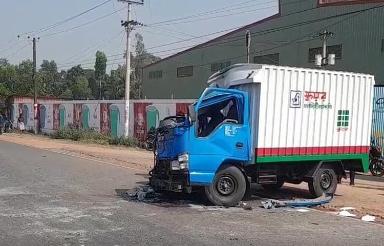 আজ সকাল ৯টার দিকে চট্টগ্রাম-কক্সবাজার মহাসড়কের চকরিয়া উপজেলার হারবাং ইউনিয়নের লাল ব্রিজ এলাকায় বাস ও কাভার্ডভ্যানের মুখোমুখি সংঘর্ষে তিনজন নিহত ও দুইজন আহত হয়েছেন। ছবি: জাগো নিউজ