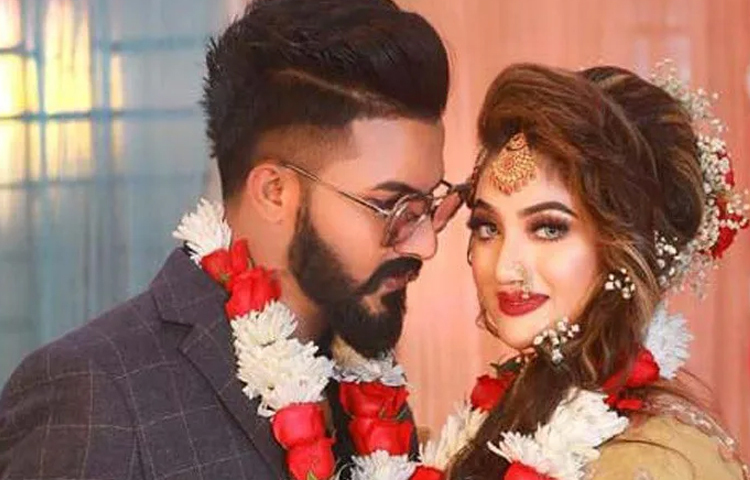 বিয়ের তিন বছর পর গত ৩০ নভেম্বর ফেসবুকে স্ট্যাটাস দিয়ে বিয়ের খবর প্রকাশ্যে আনেন চিত্রনায়িকা আঁচল আঁখি। তরুণ গায়ক সৈয়দ অমিকে বিয়ে করেছেন এই অভিনেত্রী। ছবি: সংগৃহীত