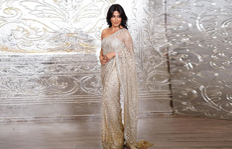 অভিনেত্রী চিত্রাঙ্গদা সিং পরেছিলেন সোনালি-রূপালি ঝলমলে শাড়ি, সঙ্গে ছিল স্ট্র্যাপলেস ব্লাউজ। বয়স পেরোলেও তার গ্ল্যামার ও ফ্যাশন সেন্স একটুও ম্লান হয়নি-এই লুকই তার প্রমাণ।