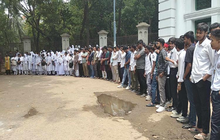 ক্রাফট ইন্সট্রাক্টরদের জুনিয়র ইন্সট্রাক্টর পদে পদোন্নতি দেওয়া সংক্রান্ত হাইকোর্টের রায় স্থগিত করে চেম্বার জজ আদালতের দেওয়া আদেশের ওপর সুপ্রিম কোর্টের আপিল বিভাগে করা আবেদন শুনানির জন্য (কজলিস্টে) কার্যতালিকায় রয়েছে। এদিকে সুপ্রিম কোর্টের মাজার গেটের মুখে অবস্থান কর্মসূচি পালন করছেন পলিটেকনিক শিক্ষার্থীরা। ছবি: ফজলুল হক মৃধা