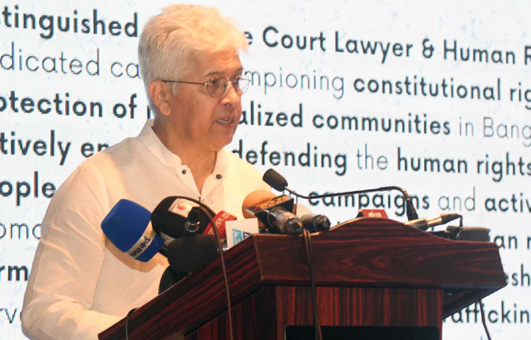 ঢাকায় হোটেল ইন্টারকন্টিনেন্টালে ‘গ্রিন শিপবিল্ডিং: এ নিউ ফ্রন্টিয়ার ফর ইন্ডাস্ট্রিয়ালাইজেশন’ শীর্ষক সেমিনারে প্রধান অতিথির বক্তৃতা করেন শিল্প উপদেষ্টা আদিলুর রহমান খান। ছবি: পিআইডি