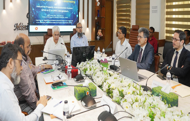মন্ত্রণালয়ের সম্মেলন কক্ষে পেটেন্ট, শিল্প নকশা ও ট্রেডমার্কসের পূর্ণাঙ্গ অটোমেশন সফটওয়্যার ‘আইপিএএস ৪.০’ এর উদ্বোধন অনুষ্ঠানে প্রধান অতিথির বক্তৃতা করেন শিল্প উপদেষ্টা আদিলুর রহমান খান। ছবি: পিআইডি