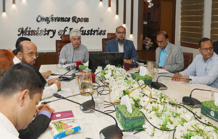 ঢাকায় মন্ত্রণালয়ের সম্মেলন কক্ষে পবিত্র মাহে রমজানে নিত্য প্রয়োজনীয় খাদ্য পণ্যের ভেজাল প্রতিরোধ ও মান নিয়ন্ত্রণে বিএসটিআইয়ের বিশেষ কার্যক্রম সম্পর্কে সাংবাদিকদের ব্রিফ করেন শিল্প উপদেষ্টা আদিলুর রহমান খান। ছবি: পিআইডি