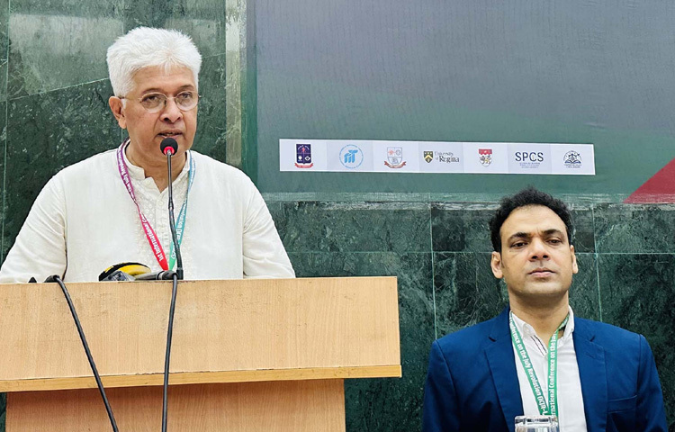 ঢাকা বিশ্ববিদ্যালয়ের সিনেট ভবনে প্রথম আন্তর্জাতিক জুলাই বিপ্লব সম্মেলনে প্রধান অতিথির বক্তৃতা করেন গৃহায়ন ও গণপূর্ত উপদেষ্টা আদিলুর রহমান খান। ছবি: পিআইডি