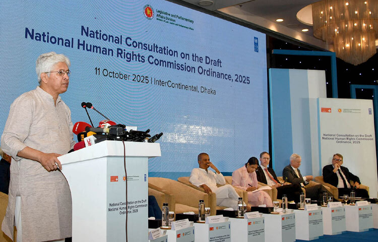 গৃহায়ন ও গণপূর্ত উপদেষ্টা আদিলুর রহমান খান ঢাকায় হোটেল ইন্টারকন্টিনেন্টালে ‘জাতীয় মানবাধিকার কমিশন অধ্যাদেশ, ২০২৫ (খসড়া)’ বিষয়ক জাতীয় পরামর্শ সভায় বক্তৃতা করেন। ছবি: পিআইডি