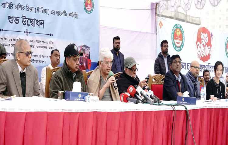 ঢাকায় আফতাব নগরে তিন চাকার স্বল্প গতির ব্যাটারি চালিত (ই-রিক্সা)-এর পাইলটিং কর্মসূচির উদ্বোধন অনুষ্ঠানে বক্তৃতা করেন স্থানীয় সরকার, পল্লী উন্নয়ন ও সমবায় উপদেষ্টা আদিলুর রহমান খান। এসময় সড়ক পরিবহন ও সেতু উপদেষ্টা মুহাম্মদ ফাওজুল কবির খান এবং ডাক, টেলিযোগাযোগ ও তথ্যপ্রযুক্তি মন্ত্রণালয়ের দায়িত্বপ্রাপ্ত প্রধান উপদেষ্টার বিশেষ সহকারী ফয়েজ আহমদ তৈয়্যব উপস্থিত ছিলেন। ছবি: পিআইডি