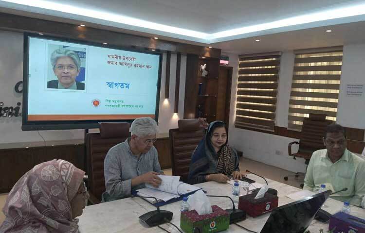 অন্তর্বর্তী সরকারের উপদেষ্টাদের দপ্তর বণ্টনের পর শিল্প মন্ত্রণালয়ে প্রথম দিন অফিস করছেন উপদেষ্টা আদিলুর রহমান খান। ছবি: নাজমুল হোসেন বাপ্পি