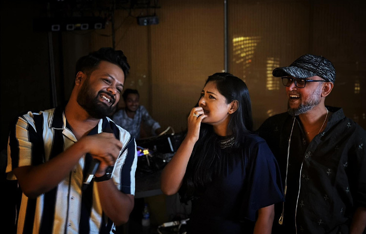 আদনান ক্যারিয়ারের শুরু করেছিলেন স্বনামধন্য নির্মাতা মোস্তফা সরয়ার ফারুকীর ‘চাবিয়াল’ টিমে সহকারী পরিচালক হিসেবে। সেখানেই হয়তো নিজের গল্প বলার ভাষা খুঁজে পেয়েছিলেন তিনি।