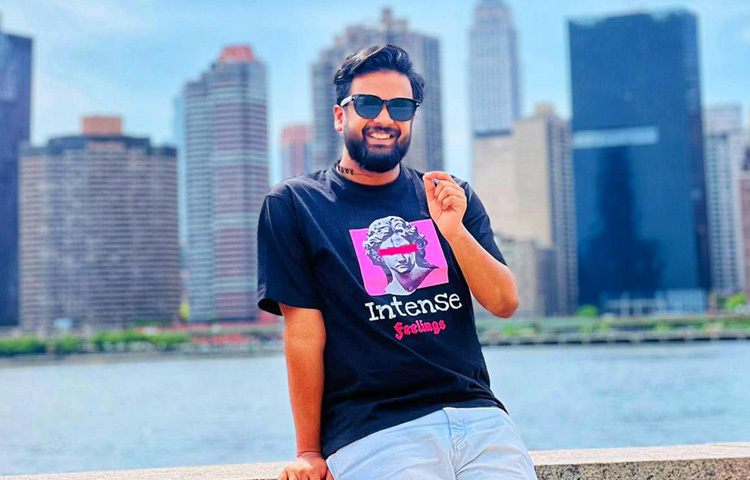 পর্দার পেছনে থাকা এই মানুষটির ব্যক্তিজীবনও চমৎকারভাবে বিন্যস্ত।