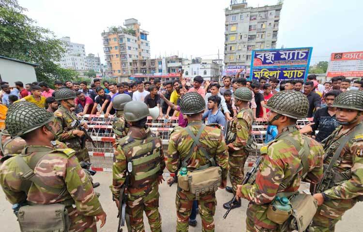 নারায়ণগঞ্জের সিদ্ধিরগঞ্জের আদমজী ইপিজেডে চাকরিতে বৈষম্যের অভিযোগ এনে আন্দোলন করছেন চাকরি প্রত্যাশীরা। ছবি: রাশেদুল ইসলাম রাজু