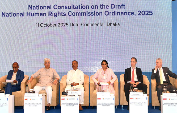 ঢাকায় হোটেল ইন্টারকন্টিনেন্টালে ‘জাতীয় মানবাধিকার কমিশন অধ্যাদেশ, ২০২৫ (খসড়া)’ বিষয়ক জাতীয় পরামর্শ সভায় আইন, বিচার ও সংসদ বিষয়ক উপদেষ্টা ড. আসিফ নজরুল এবং গৃহায়ন ও গণপূর্ত উপদেষ্টা আদিলুর রহমান খান এবং পরিবেশ, বন ও জলবায়ু পরিবর্তন উপদেষ্টা সৈয়দা রিজওয়ানা হাসান অংশ নেন। ছবি: পিআইডি