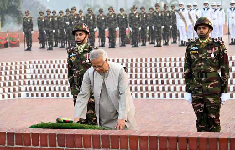 বিজয় দিবসে সাভারের জাতীয় স্মৃতিসৌধে বীর শহীদদের উদ্দেশে শ্রদ্ধা নিবেদন করেছেন অন্তর্বর্তী সরকারের প্রধান উপদেষ্টা ড. মুহাম্মদ ইউনূস। ছবি: সিএ প্রেস উইং