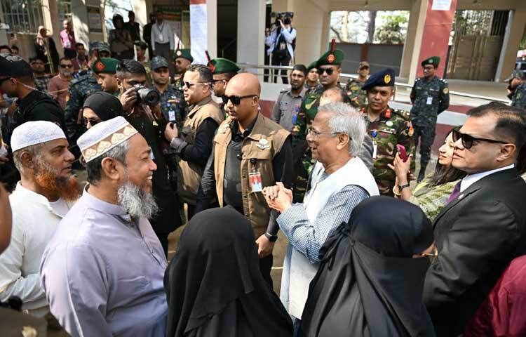 অন্তর্বর্তী সরকারের প্রধান উপদেষ্টা ড. মুহাম্মদ ইউনূস বলেছেন, আজ আমার জীবনে মহা আনন্দের দিন। আজ থেকে আমরা নতুন বাংলাদেশ সৃষ্টির সুযোগ পেলাম। এর মাধ্যমে আমরা দুঃস্বপ্নময় অতীতকে সম্পূর্ণরূপে বর্জন করলাম।