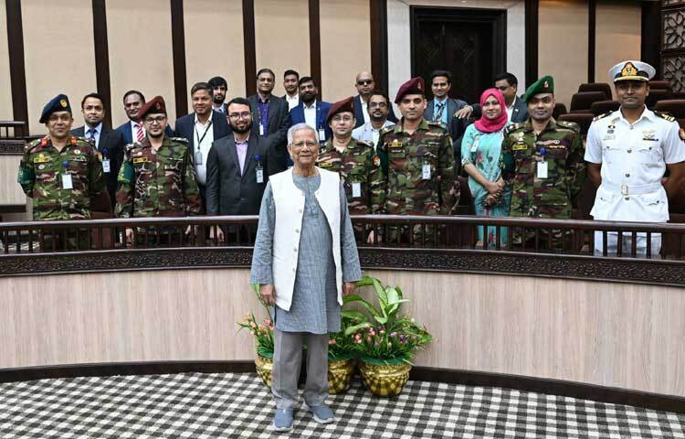 অন্তর্বর্তী সরকারের প্রধান উপদেষ্টা প্রফেসর মুহাম্মদ ইউনূস তার কার্যালয়ের কর্মকর্তা-কর্মচারীদের উদ্দেশে বিদায়ী ভাষণ দিয়েছেন। ভাষণ শেষে তিনি কার্যালয়ে কর্মরত সবার সঙ্গে ফটোসেশনে অংশ নেন।