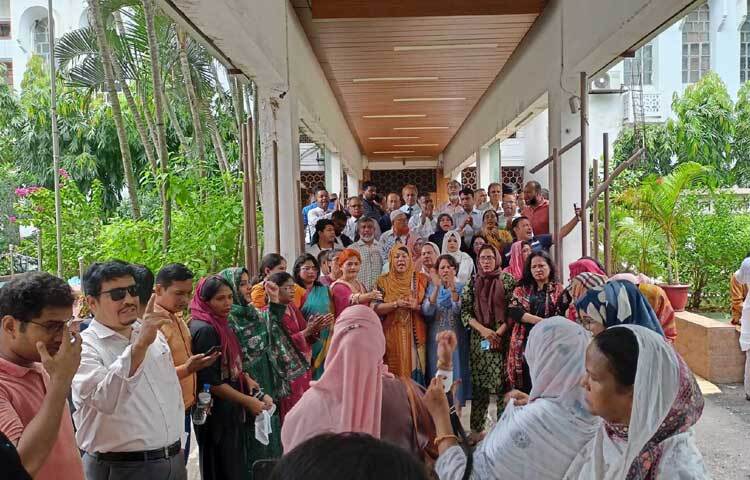 প্রধান বিচারপতি ওবায়দুল হাসানের পদত্যাগের দাবিতে সুপ্রিম কোর্টে বিক্ষোভ কর্মসূচি পালন করছেন আইনজীবীরা। ছবি: নাহিদ সাব্বির