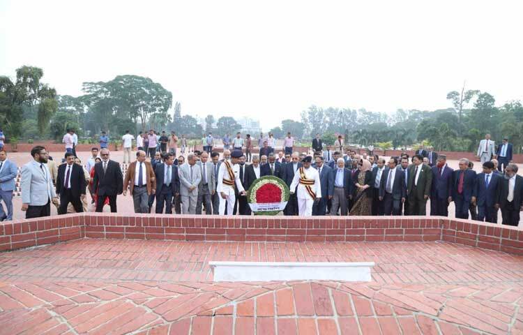 জাতীয় শহীদ মিনারে পুষ্পস্তবক অর্পণ করে ভাষা আন্দোলনের শহীদদের প্রতি শ্রদ্ধা জানিয়েছেন বাংলাদেশের ২৫ তম প্রধান বিচারপতি সৈয়দ রেফাত আহমেদ। ছবি: ফজলুল হক মৃধা