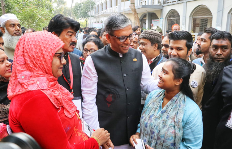 ঢাকা- ৮ আসনে বাংলাদেশ আওয়ামী লীগ মনোনীত প্রার্থী আ ফ ম বাহাউদ্দিন নাছিম সকাল ৯টায় আবুজর গিফারী কলেজ কেন্দ্র পরিদর্শন করেন। এসময় কেন্দ্রের বাইরে তিনি ভোটারদের সঙ্গে কুশল বিনিময় করেন। ছবি: মাহবুব আলম
