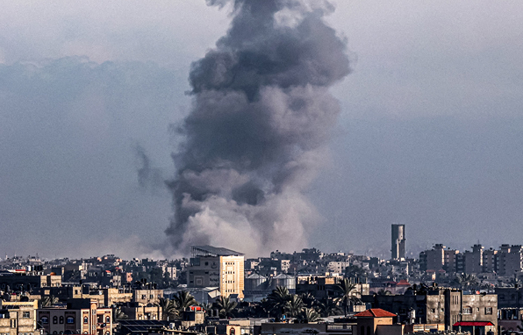 গাজার দক্ষিণাঞ্চলীয় রাফা শহরে রাতভর হামলা চালিয়ে কমপক্ষে ২৮ ফিলিস্তিনিকে হত্যা করেছে ইসরায়েলি বাহিনী। প্রায় প্রতিদিনই রাফা শহরে তাণ্ডব চালাচ্ছে ইসরায়েল। এর মধ্যে প্রায় ১০ জনই শিশু এবং নিহতদের মধ্যে তিন মাস বয়সী এক শিশু রয়েছে। ছবি: এএফপি