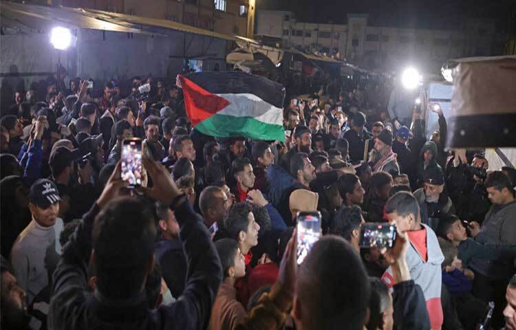 গাজায় যুদ্ধবিরতি শুরু হয়েছে। মুক্তি দেওয়া হবে এমন তিন ইসরায়েলি জিম্মির নাম প্রকাশ করেছে হামাস। তারা সবাই নারী। এরপরেই গাজায় যুদ্ধবিরতি শুরুর বিষয়টি নিশ্চিত করেছে কাতার। ছবি: এএফপি