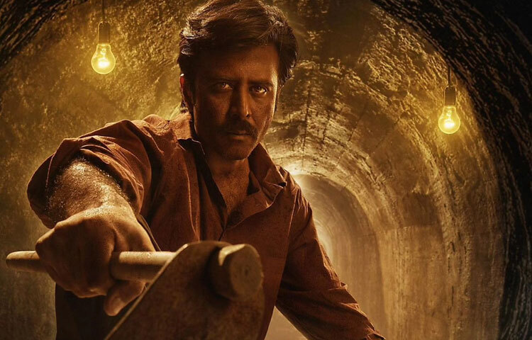 অভিনেতা হিসেবে দীর্ঘ সময় ছোট পর্দা মাতানোর পর অবশেষে বড় পর্দায় পা রাখেন তিনি। তার প্রথম চলচ্চিত্র ‘সুড়ঙ্গ’ মুক্তি পেয়ে ব্যাপক প্রশংসা পায়। সিনেমাটিতে তিনি দেখিয়েছেন গভীর আবেগ, মানসিক যন্ত্রণা আর বেঁচে থাকার লড়াই কীভাবে একজন অভিনেতা অভিনয়ের মাধ্যমে দর্শককে অনুভব করাতে পারেন।