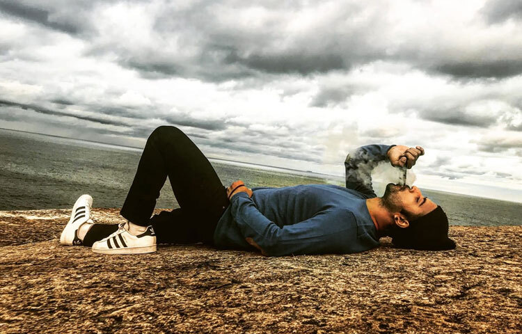 আফরান নিশোর যাত্রা শুরু মডেলিং দিয়ে। বিজ্ঞাপনের ফ্রেমে দাঁড়িয়েই তিনি প্রথম নজর কাড়েন নির্মাতাদের। সে সময় হয়তো কেউ ভাবেননি এই তরুণই একদিন হয়ে উঠবেন পর্দার সবচেয়ে আলোচিত মুখ।