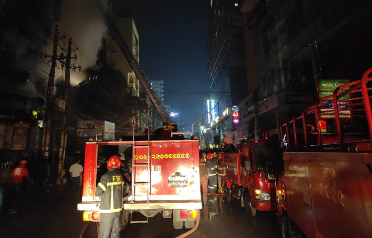 আগুন লাগার পর ঘটনাস্থলে ছুটে যায় ফায়ার সার্ভিস। দীর্ঘ দুই ঘণ্টা চেষ্টার পর রাত ১১টা ৫০ মিনিটের দিকে আগুন নিয়ন্ত্রণে আসে। আগুন নেভানোর পাশাপাশি ভবনে আটকা পড়া ব্যক্তিদের মই দিয়ে নামিয়ে আনেন ফায়ার সার্ভিসের কর্মীরা। তাদের অনেকে দগ্ধ হয়েছেন। ছবি: তৌহিদুজ্জামান তন্ময়