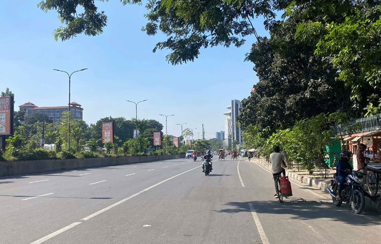 অন্যান্য দিনের তুলনায় লোকসমাগমও কমেছে।