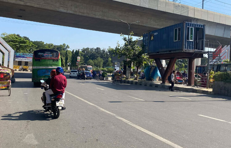 এতে দেখা যায়, সড়কে কমেছে গণপরিবহন, ব্যক্তিগত যানবাহনসহ অন্যান্য যানবাহনের চলাচল।