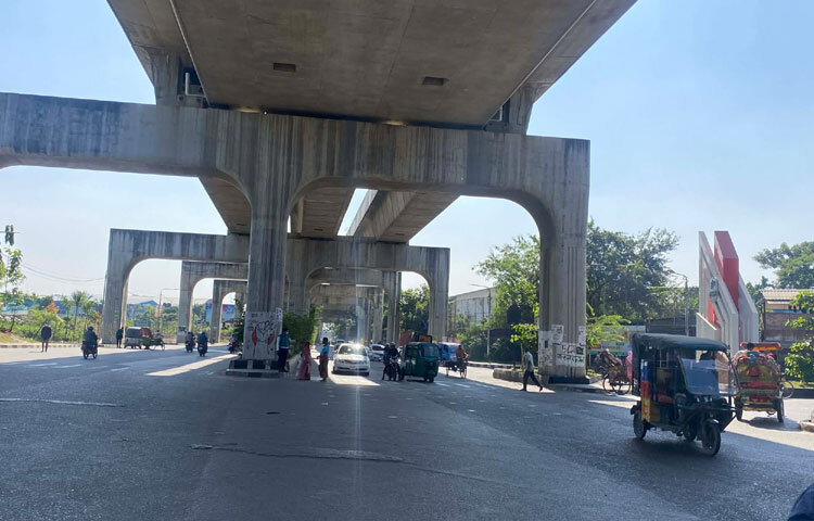 মানবতাবিরোধী অপরাধের মামলায় শেখ হাসিনার রায় ঘোষণাকে কেন্দ্র করে রাজধানীর আগারগাঁও রোডে যানবাহনের চাপ সাধারণ দিনের তুলনায় কম দেখা গেছে। বেলা ১১টা ৪০ মিনিটে আগারগাঁও মোড়সহ আশপাশের রোড ঘুরে এই দৃশ্য দেখা গেছে।